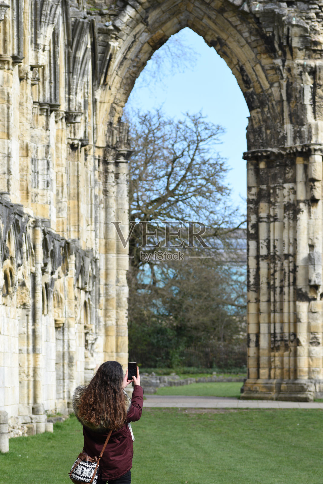 一位女士在石拱前拍照照片摄影图片