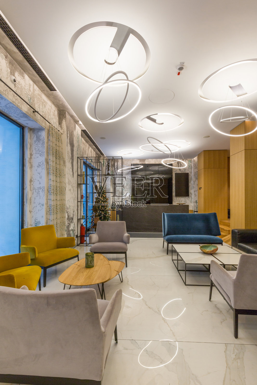 酒店大堂内部，设有接待处照片摄影图片