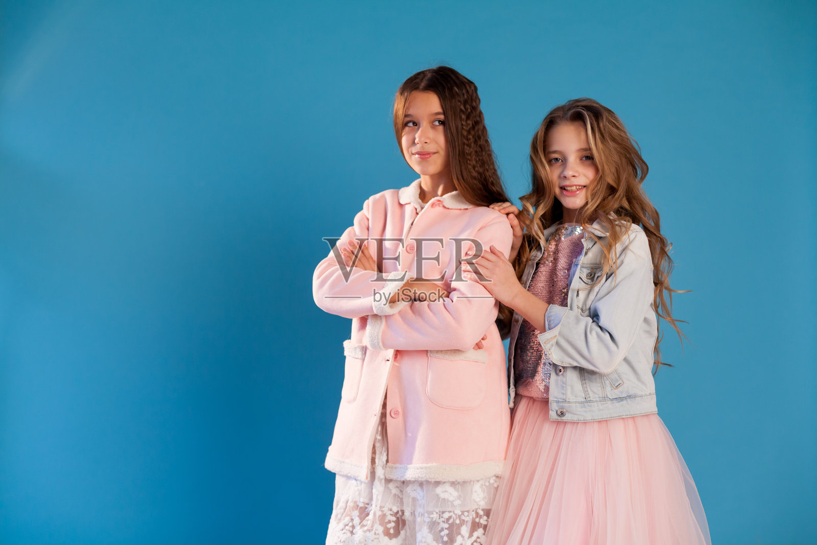 肖像的两个美丽的时尚女友女孩在白色粉红色的裙子照片摄影图片