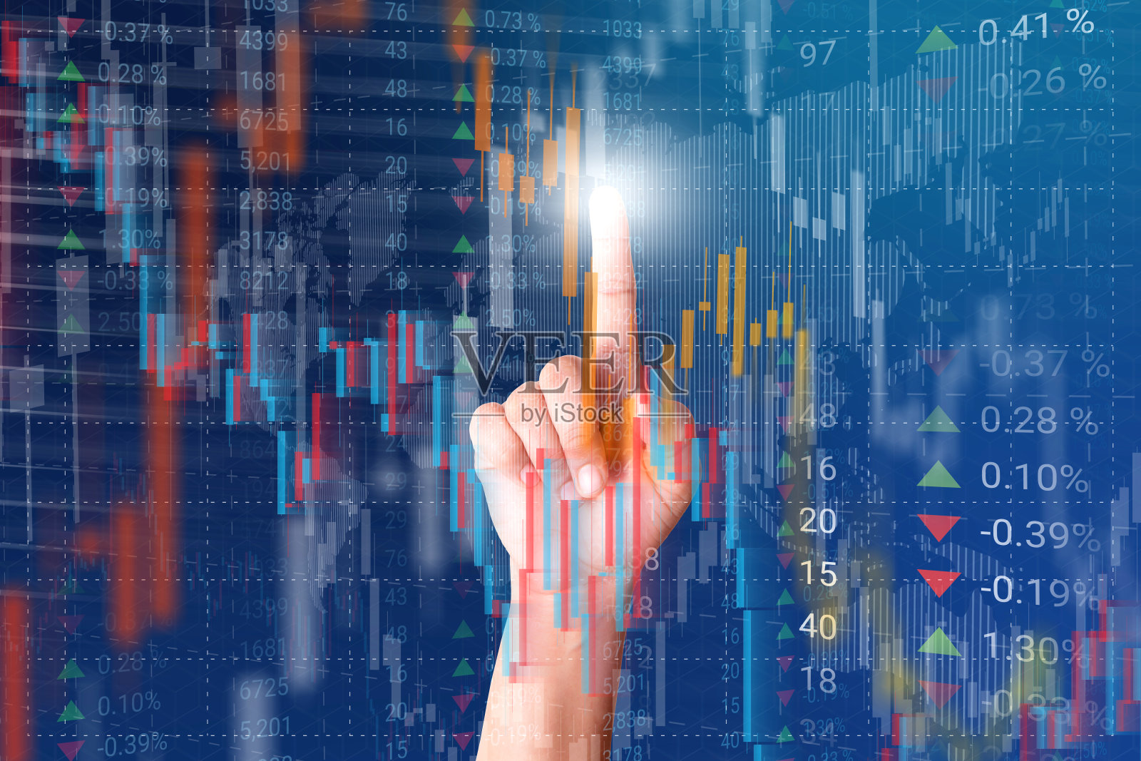 女人操作虚拟现实界面照片摄影图片