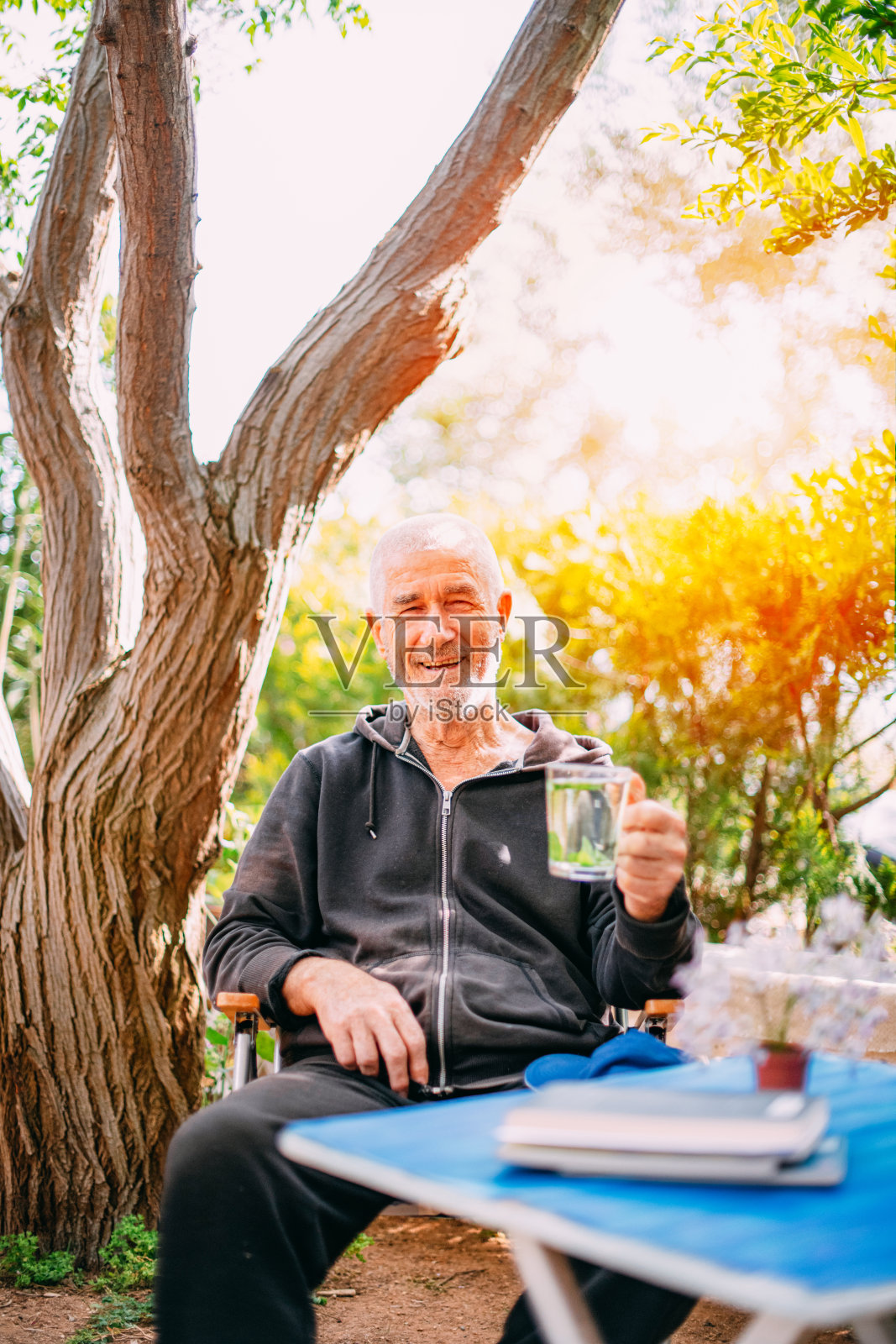 在花园里喝花草茶的老人照片摄影图片