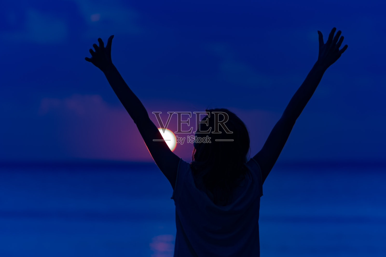 女人张开双臂享受海洋的热带时间。照片摄影图片