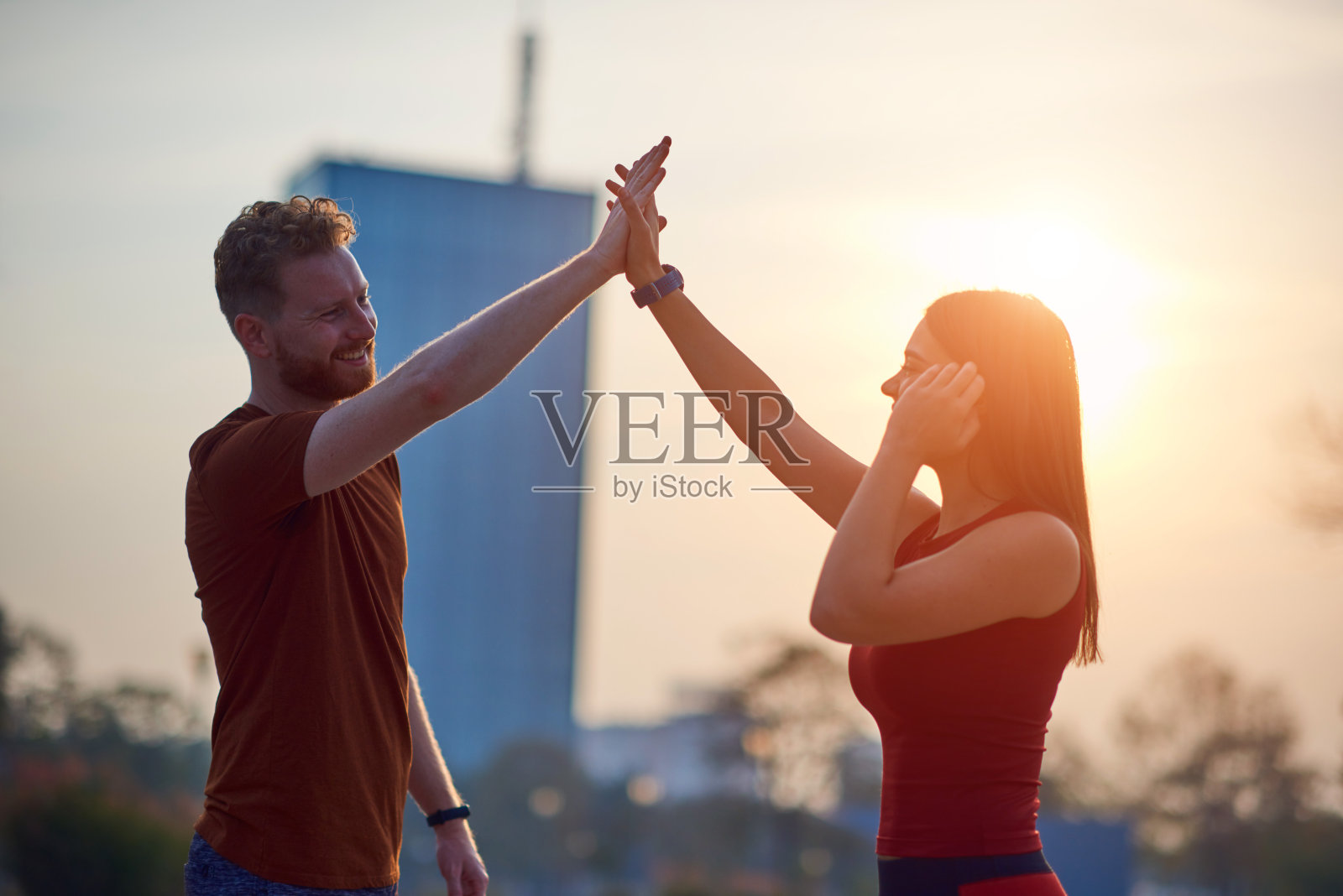 运动情侣在日落/日出时在市区做运动。照片摄影图片