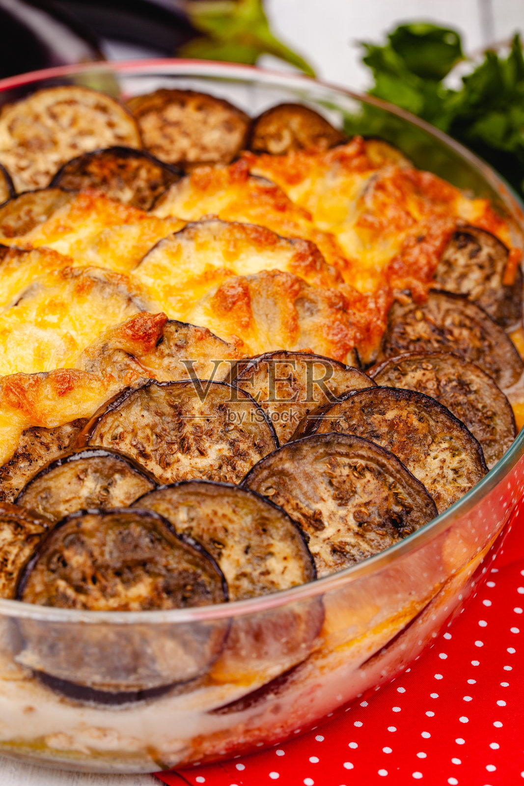 用碎肉、茄子和酱汁做成的希腊茄饼。近距离照片摄影图片