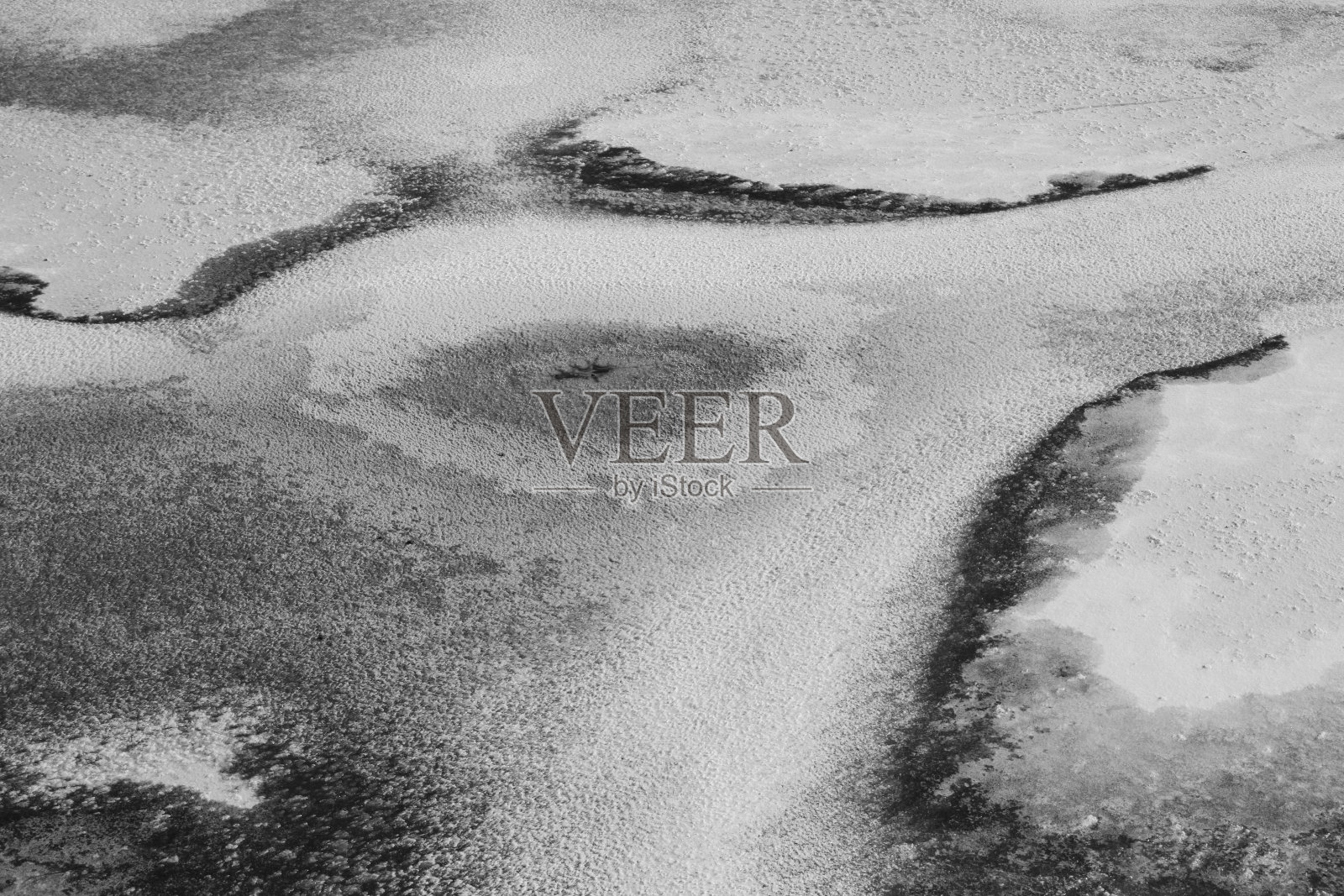 湖面上有黑白相间的冰照片摄影图片