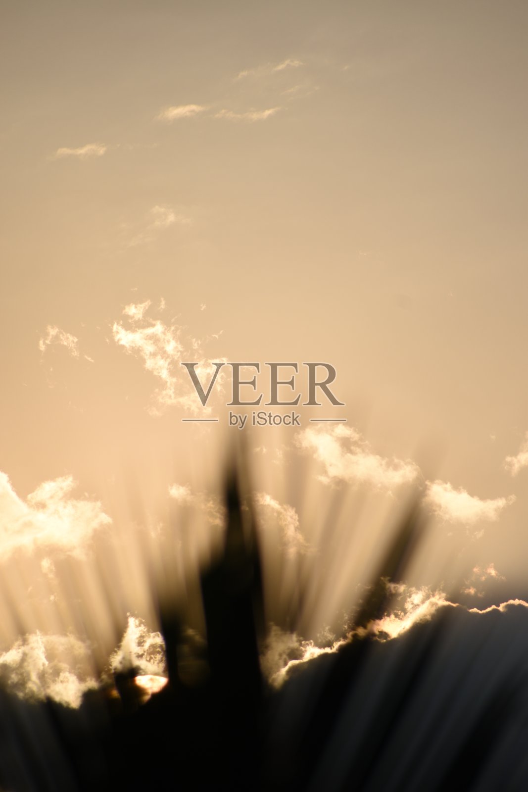 日落，日出与云彩，光线等戏剧性的效果。照片摄影图片