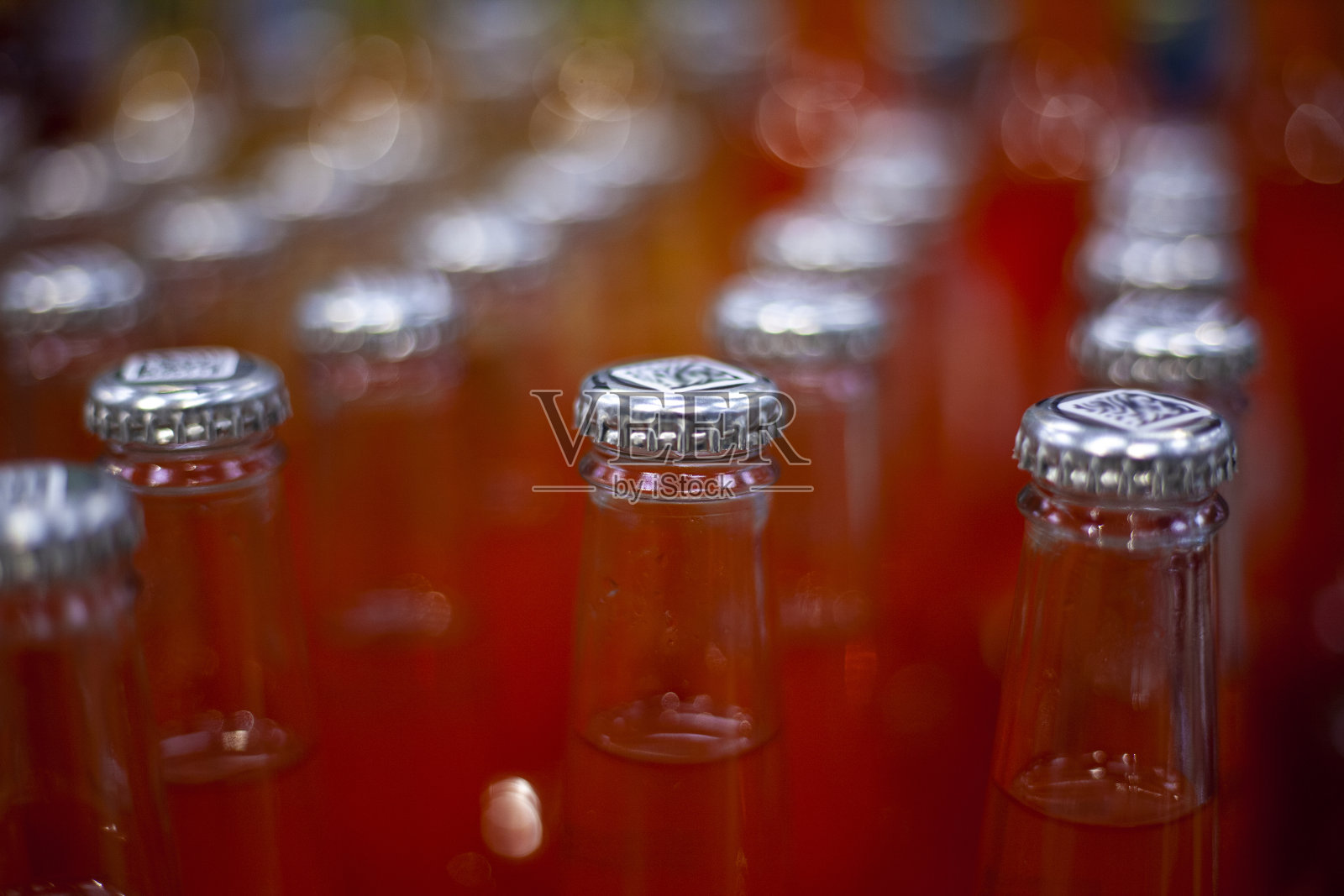 酒精饮料要排成一排。照片摄影图片