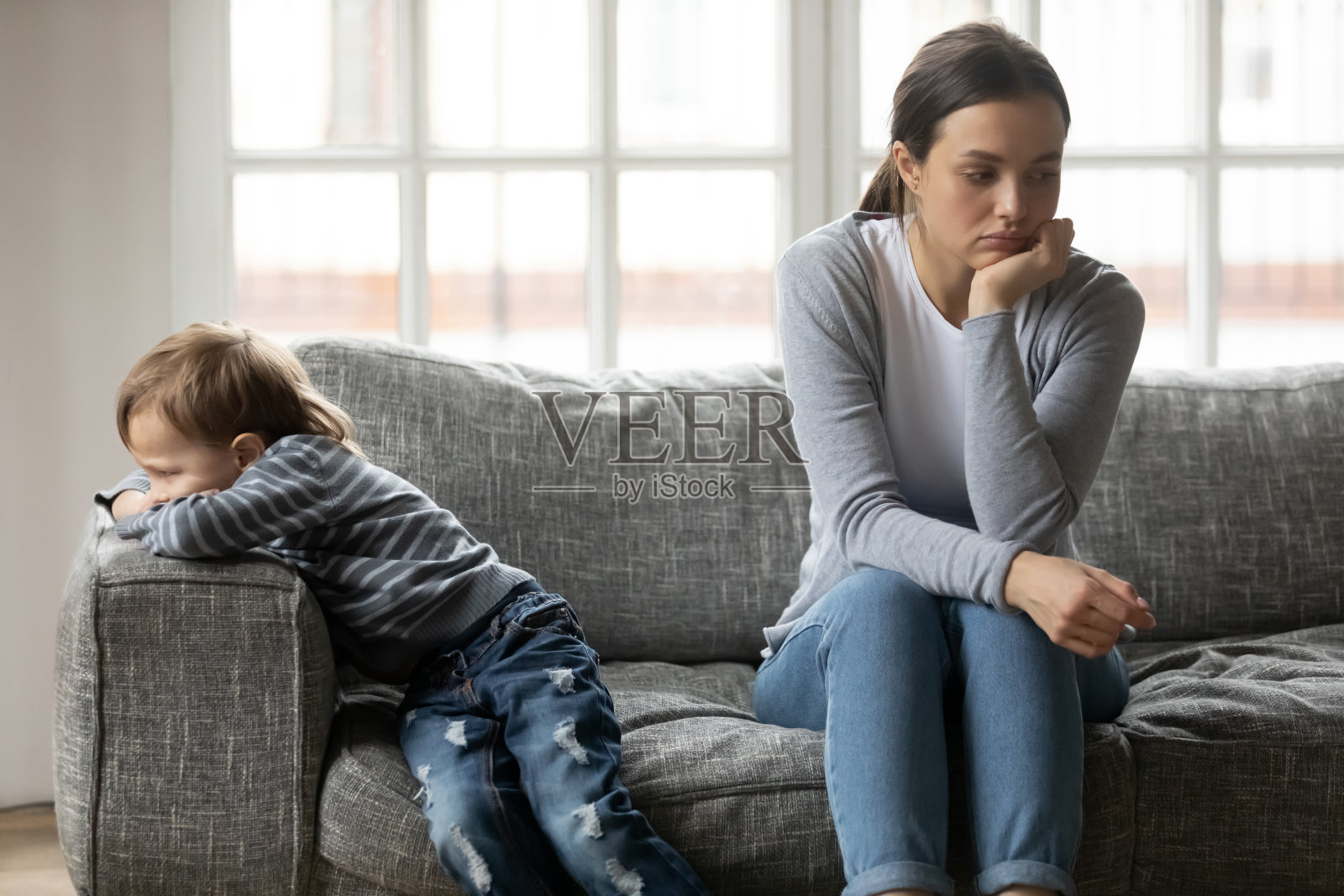 误会后，年轻的妈妈和小儿子不说话。照片摄影图片