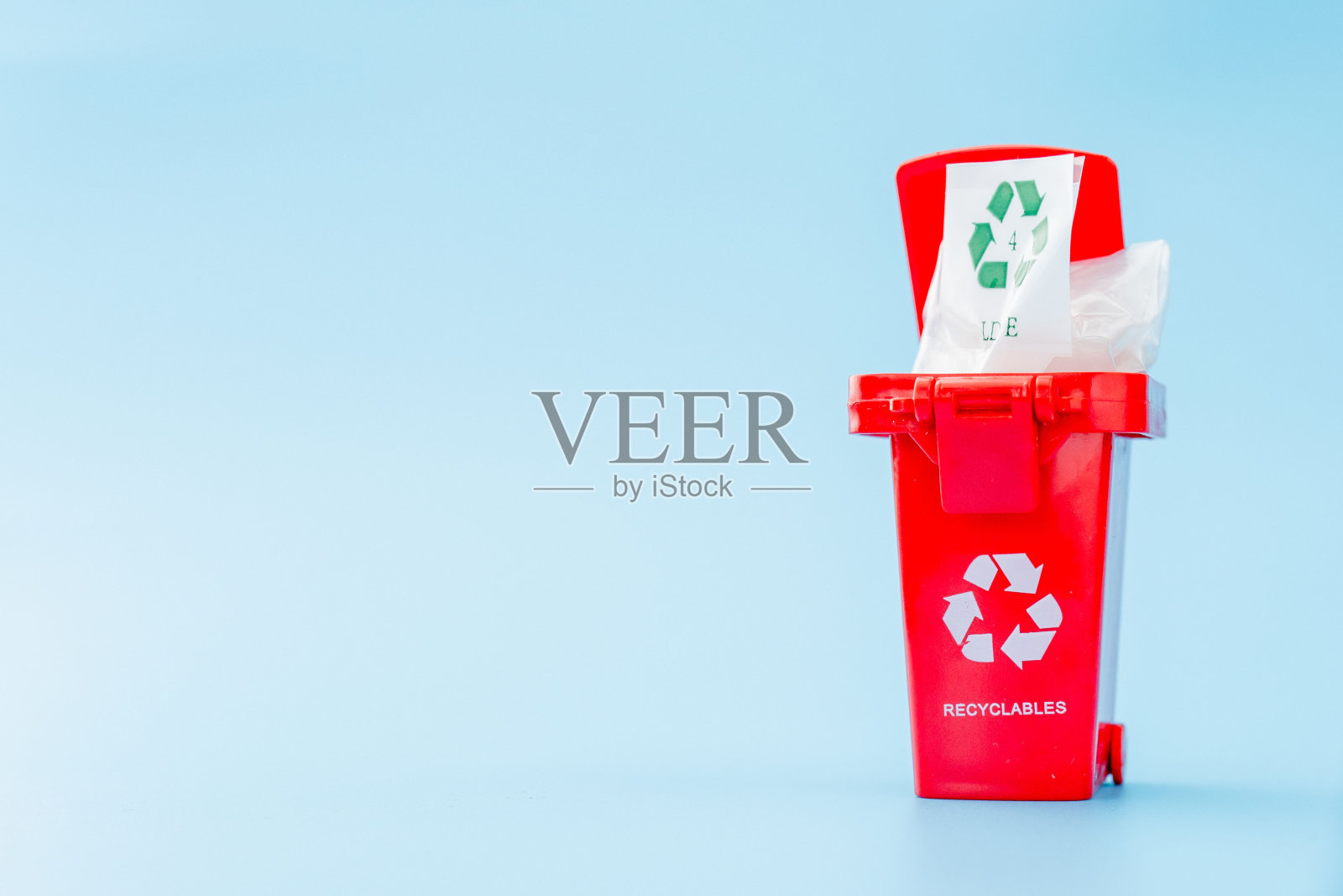 蓝色背景下的红色回收箱照片摄影图片