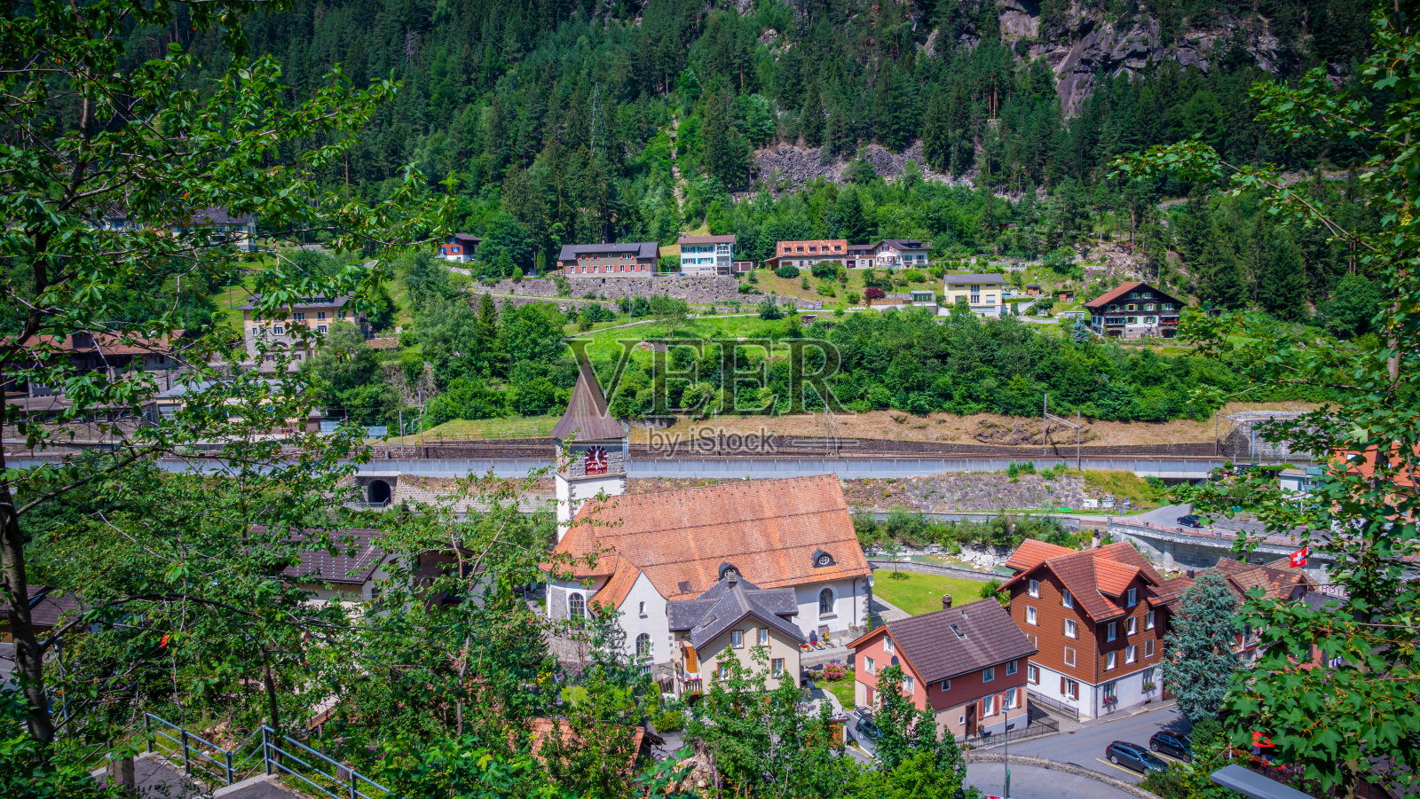 瑞士阿尔卑斯山的一个小村庄照片摄影图片