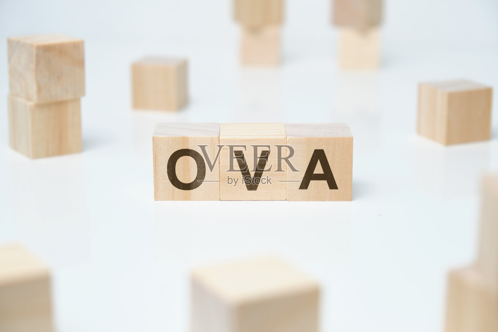 现代商业流行语- OVA。白底木块上的字。照片摄影图片