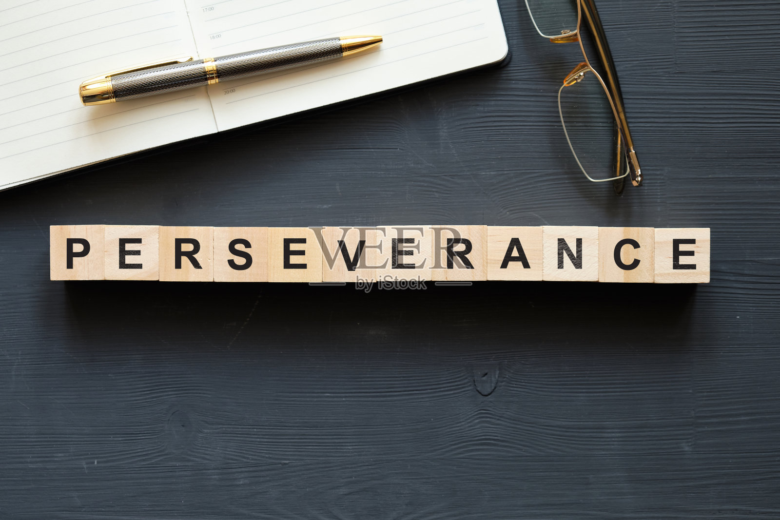 现代商业流行语——毅力。顶视图与积木木制桌子。前视图。照片摄影图片