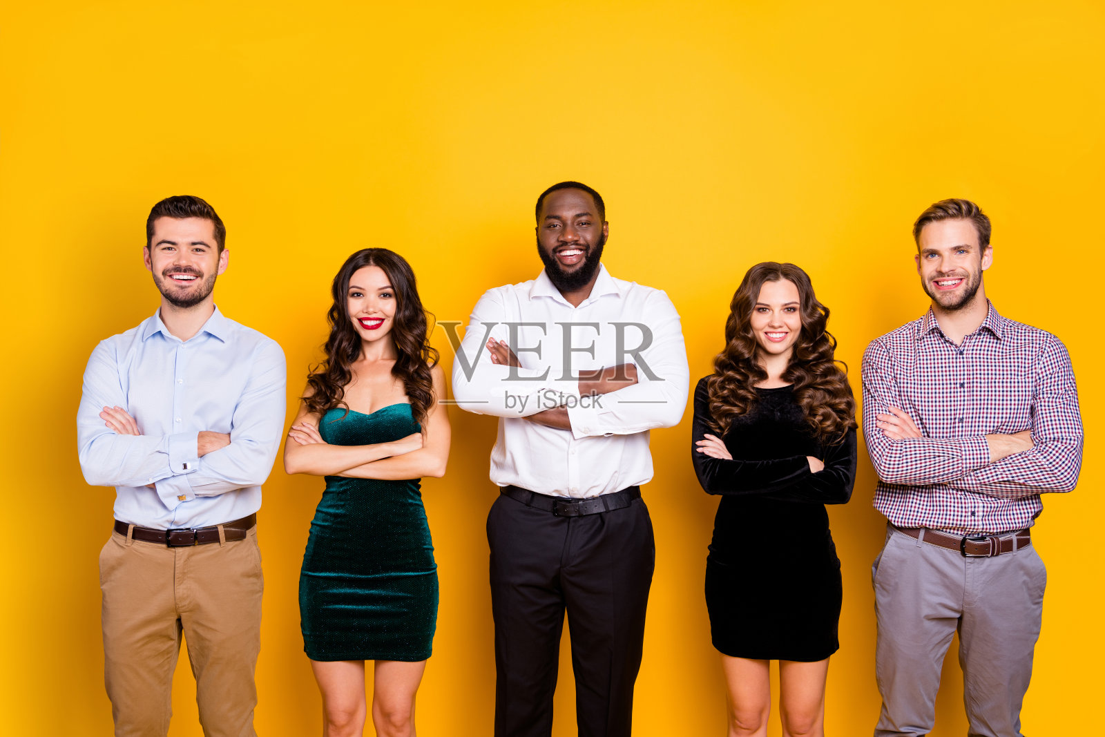 有吸引力的两个女人的照片，三个大男子多样性不同的种族公司的学生毕业晚会穿着得体的胳膊交叉愉快最好的朋友孤立的黄色背景照片摄影图片