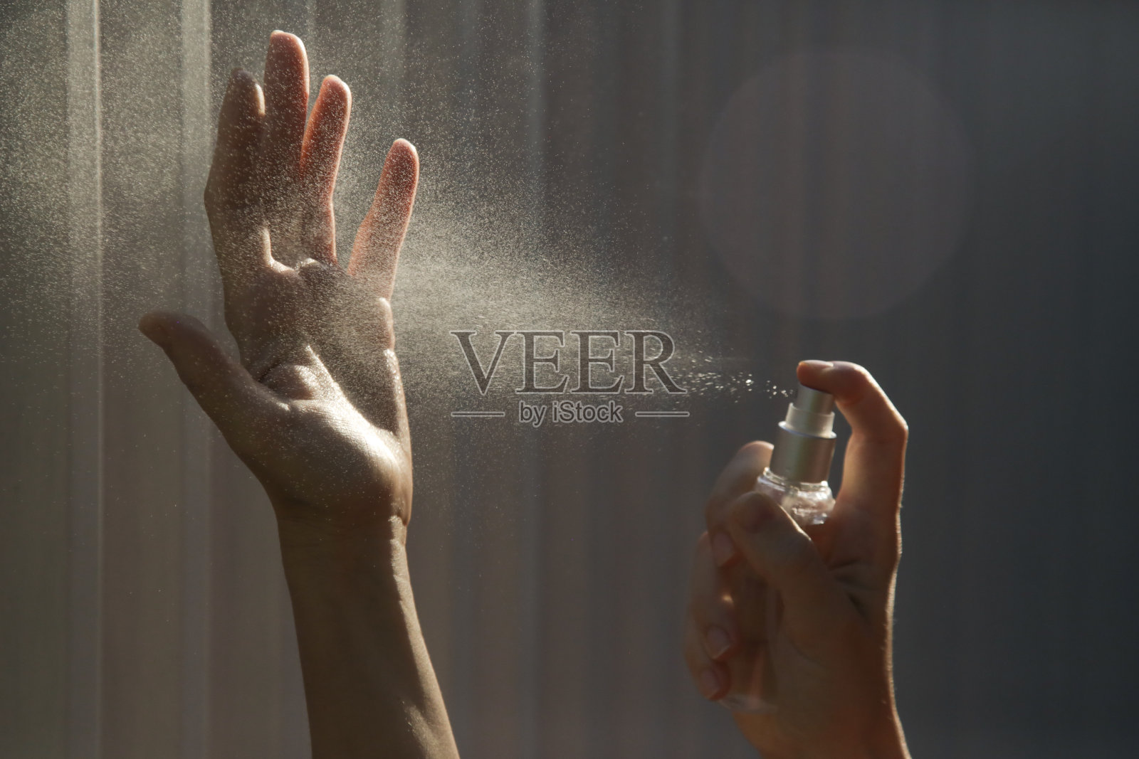 手喷。手部抗菌喷雾。一名妇女喷洒洗手液预防冠状病毒传播。防疫、消毒、护肤理念。照片摄影图片