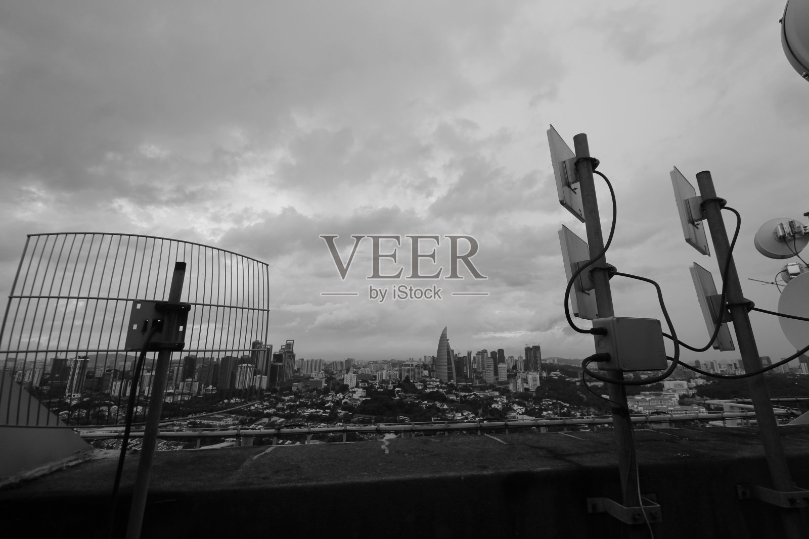 城市景观中的暴风雨天气照片摄影图片