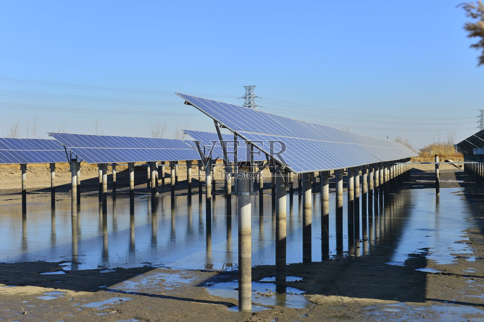 太阳能光伏板和太阳能光伏发电系统照片摄影图片