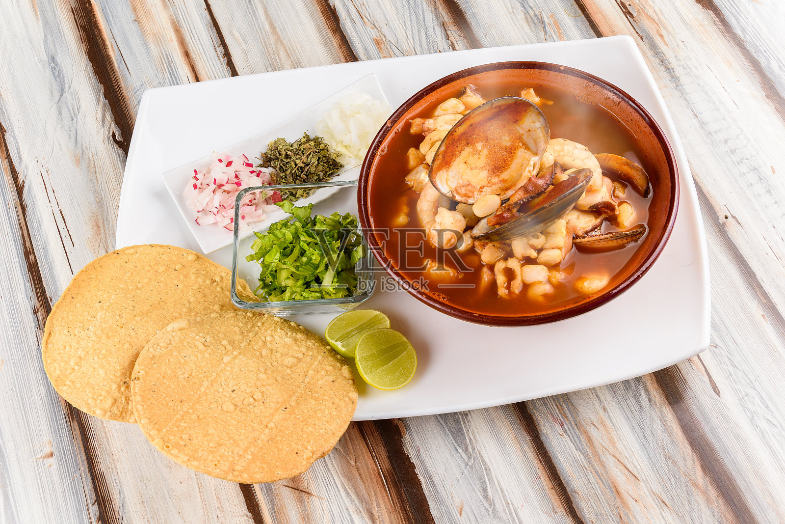 典型的墨西哥菜，gurmet菜，典型的墨西哥菜，pozole与虾，丰富的热菜餐厅照片摄影图片