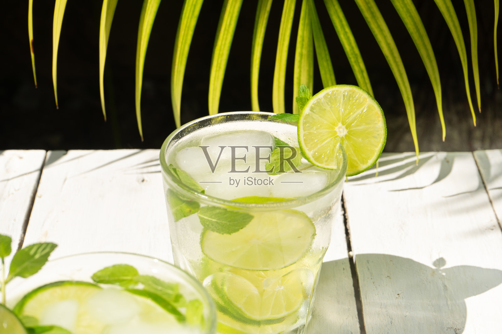 柠檬和薄荷鸡尾酒与朗姆酒称为“莫吉托”在白色背景照片摄影图片