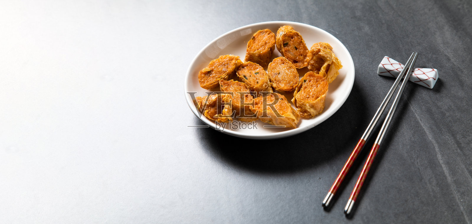 海姜是炸虾卷或虾球。中国传统美食的概念。饺子点心在竹蒸笼内用文字抄写空间。亚洲食物背景照片摄影图片