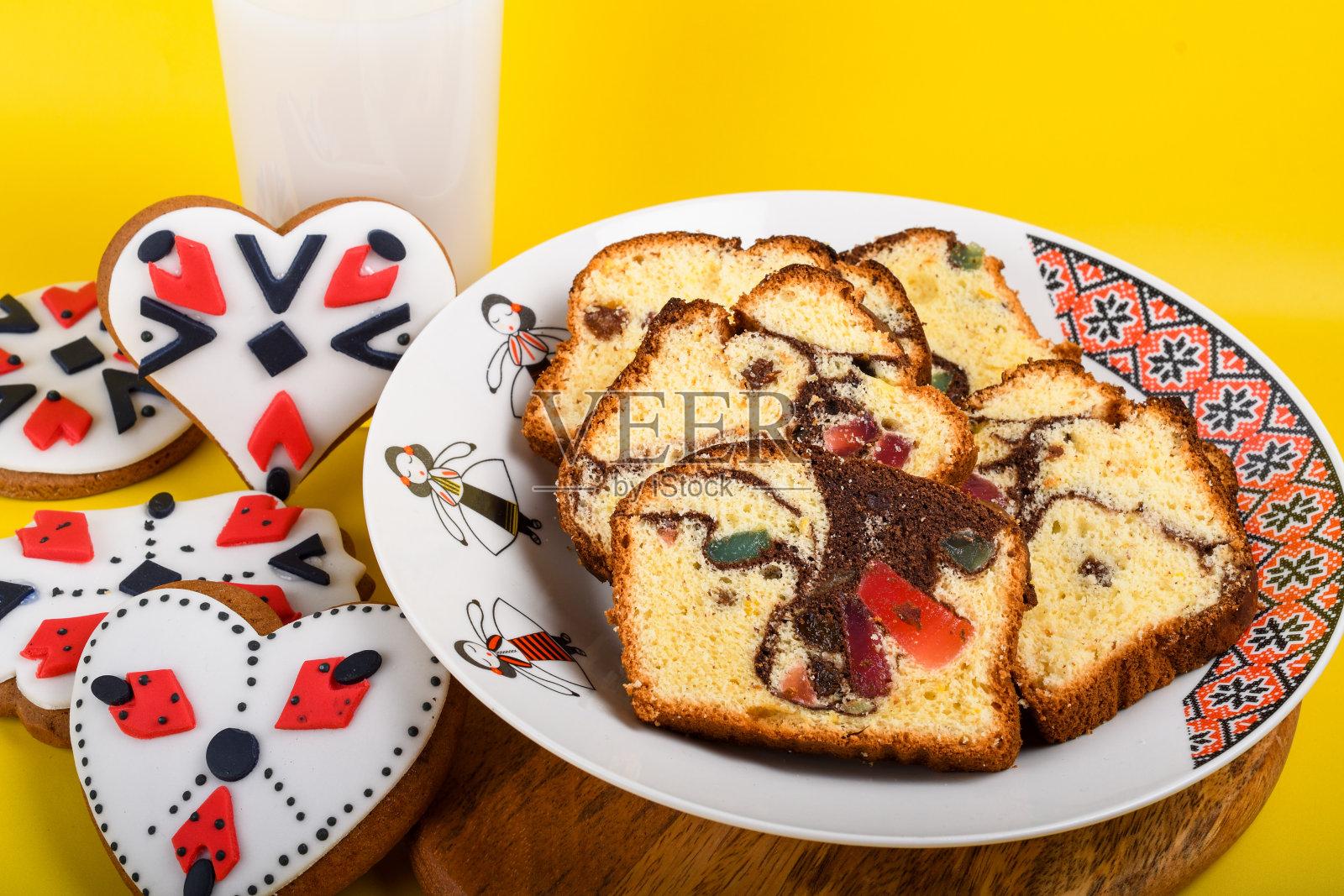 复活节彩蛋和自制的姜心面包照片摄影图片