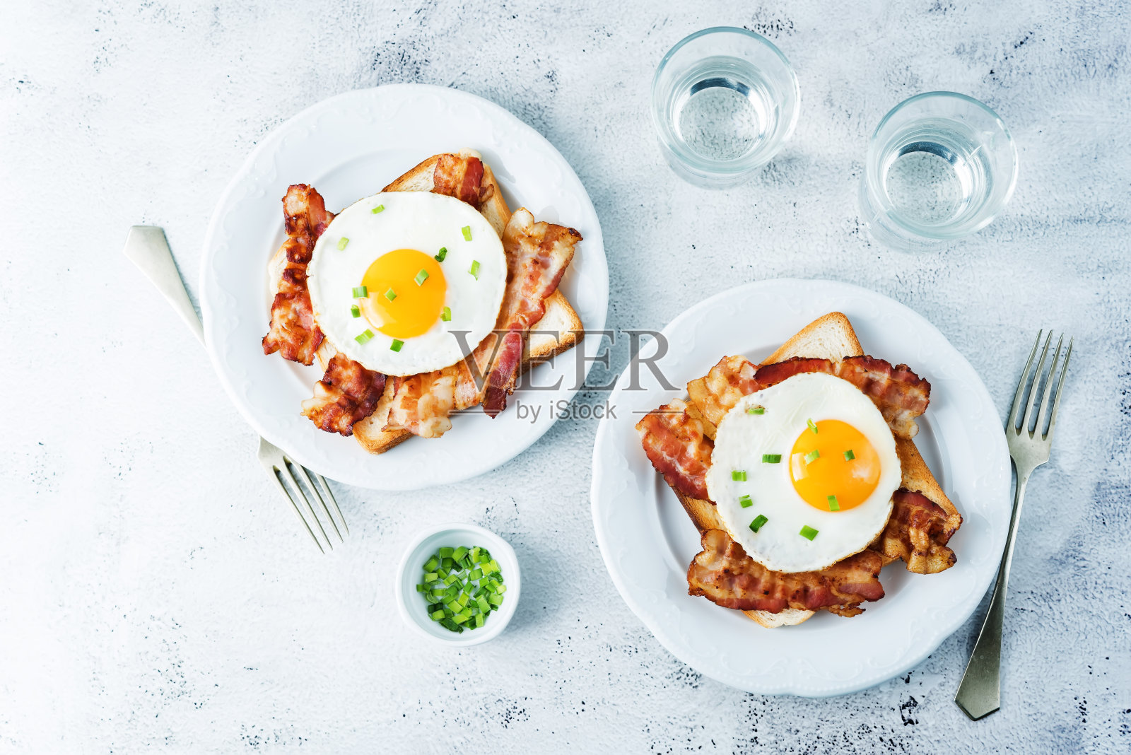 煎蛋，煎培根三明治，背景很淡照片摄影图片