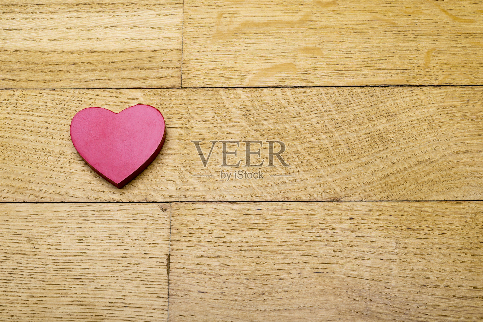 心在木地板上。照片摄影图片