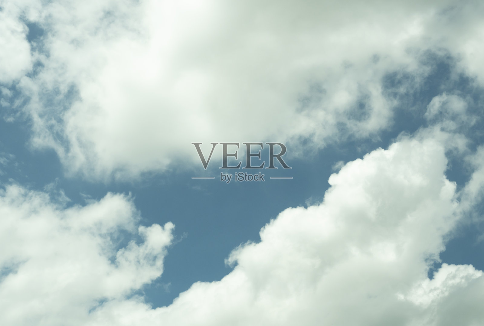 积云在美丽的蓝天在白天的光照片摄影图片