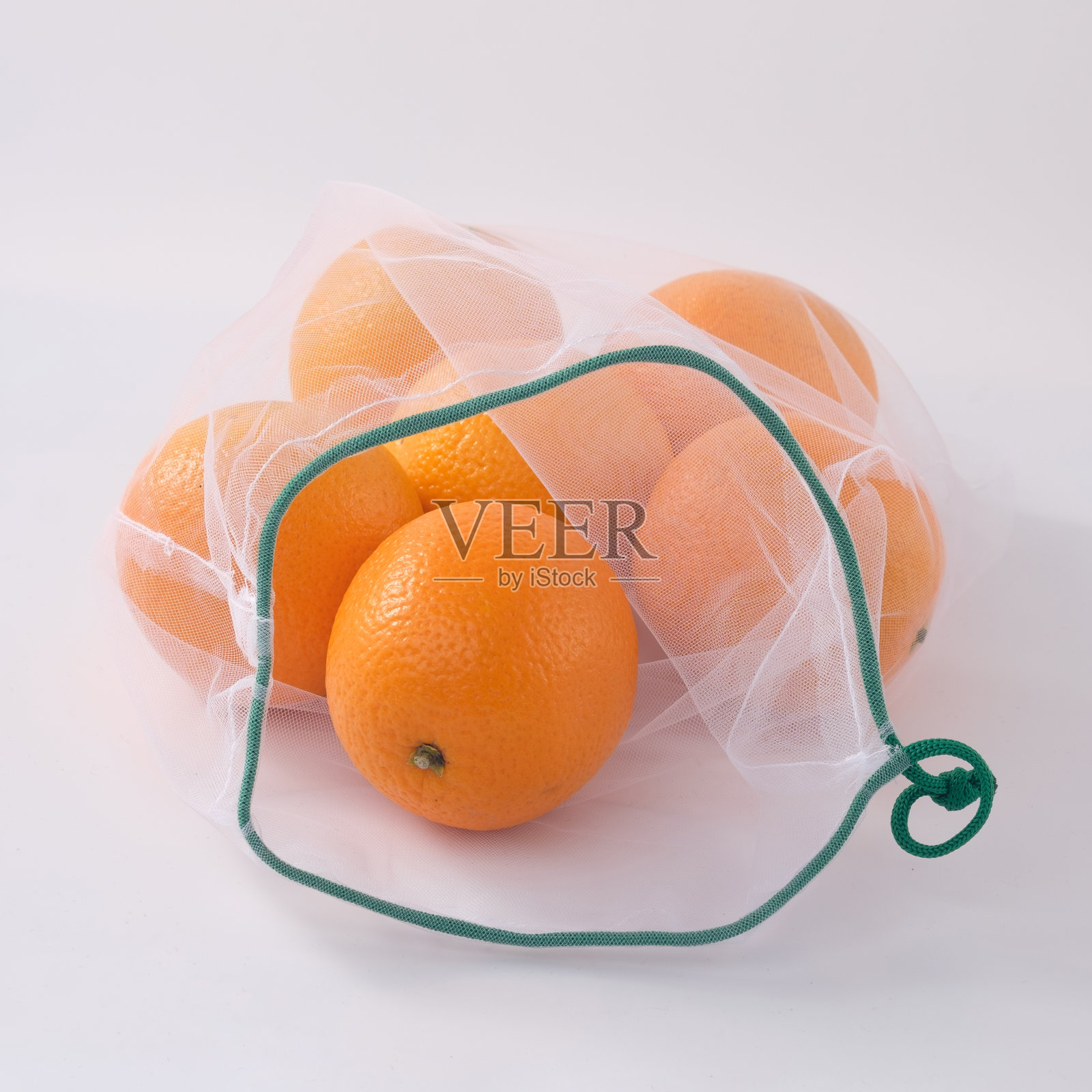 零废物，无塑料可循环纺织生产的袋子，用于携带水果、橙子或蔬菜，表面白色。可重用的使用。副本的空间。照片摄影图片