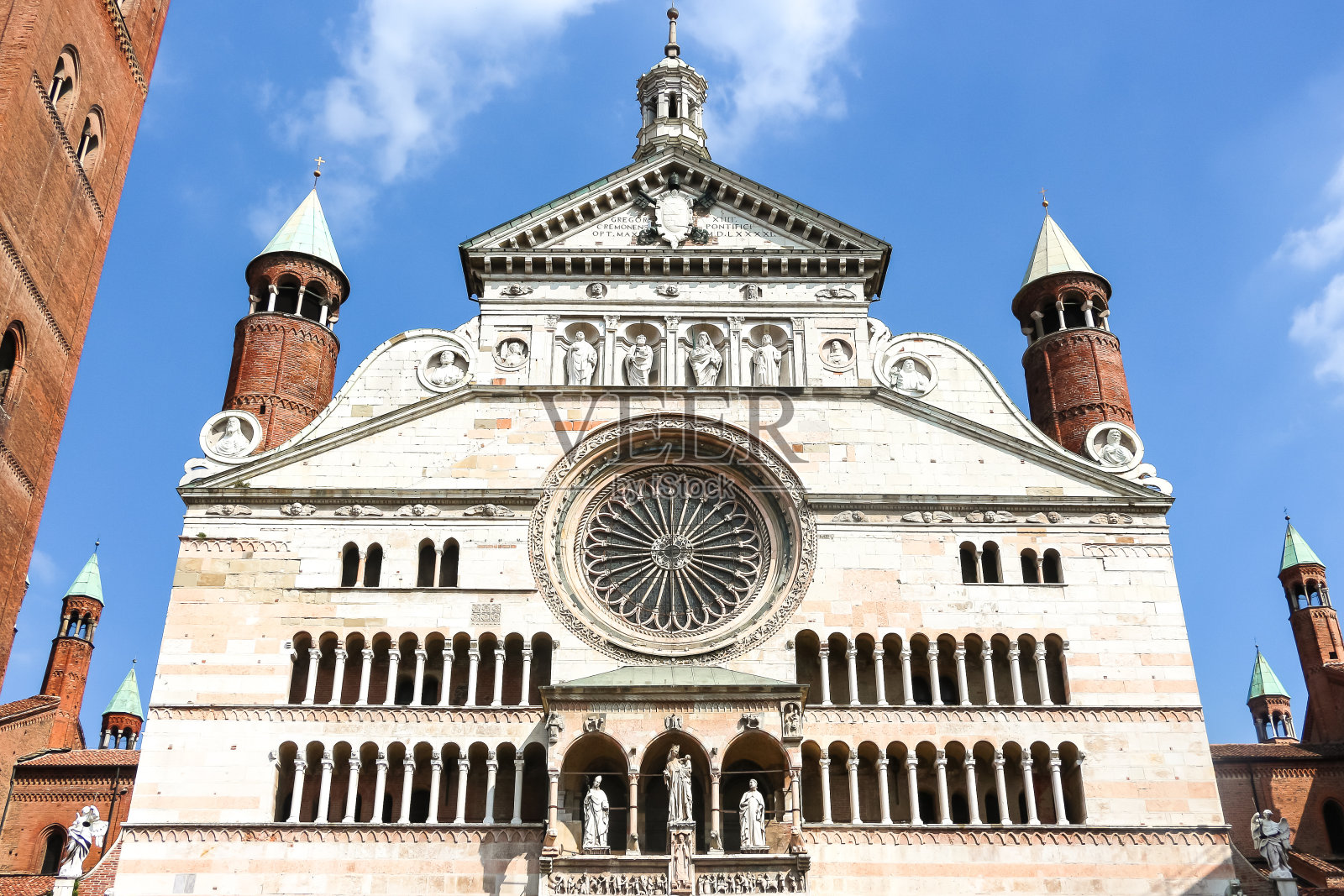 美丽的天主教教堂建筑(Cattedrale di Cremona - Santa Maria Assunta)。照片摄影图片