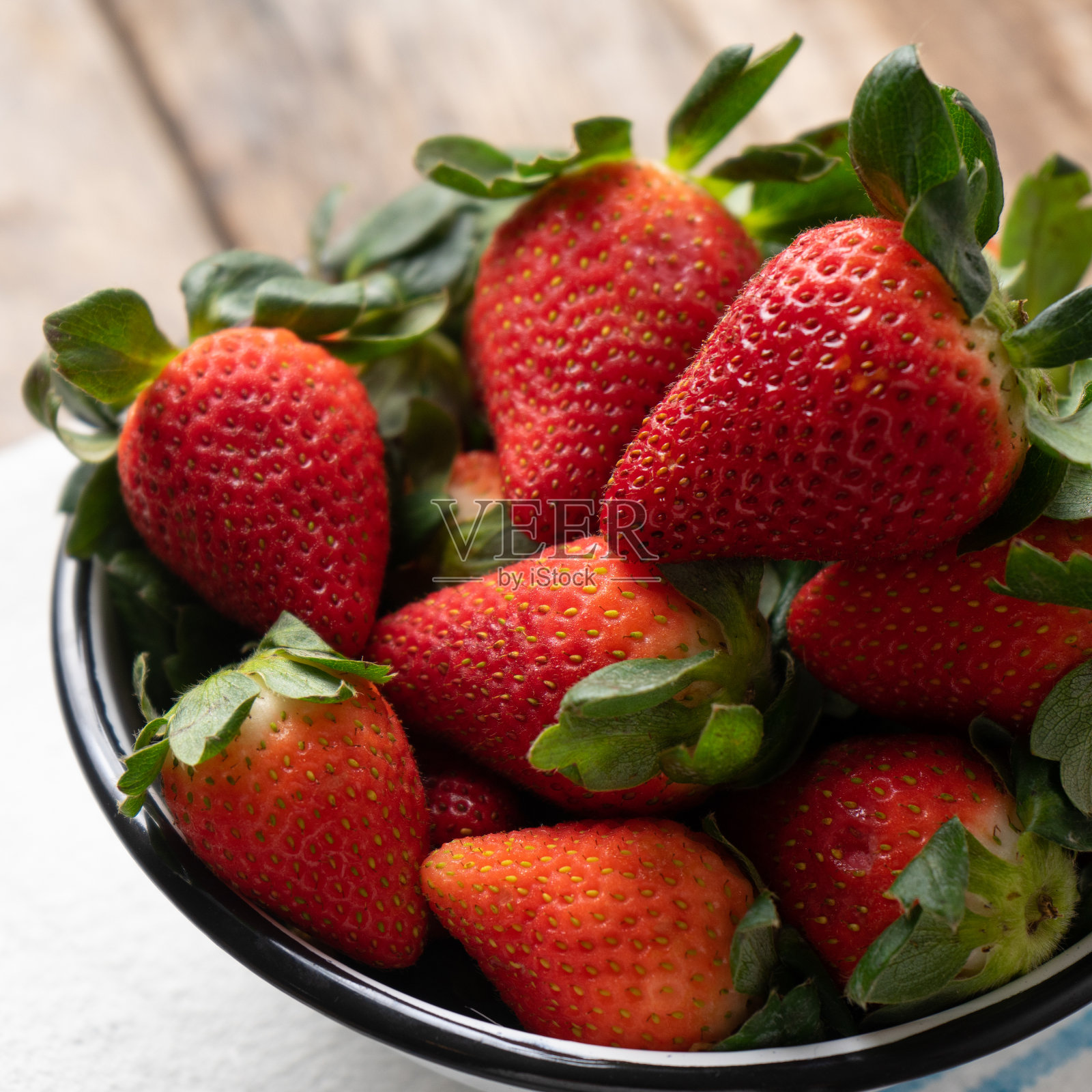 木背景上的草莓照片摄影图片