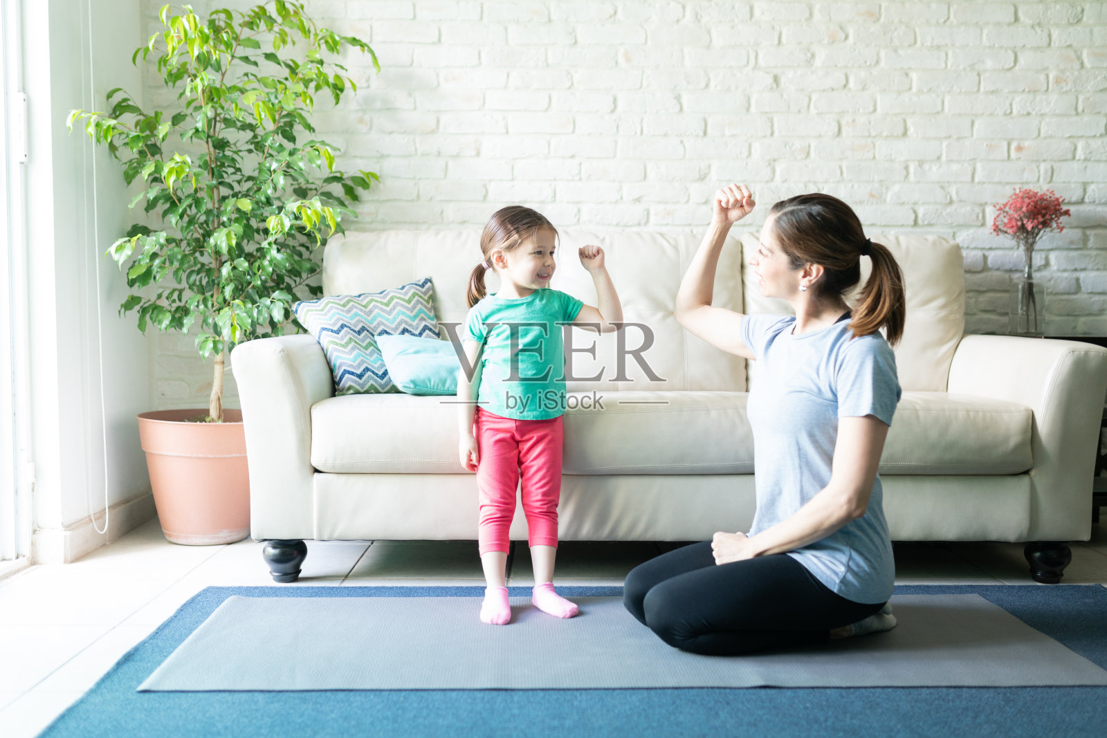 母亲和女儿感觉坚强照片摄影图片
