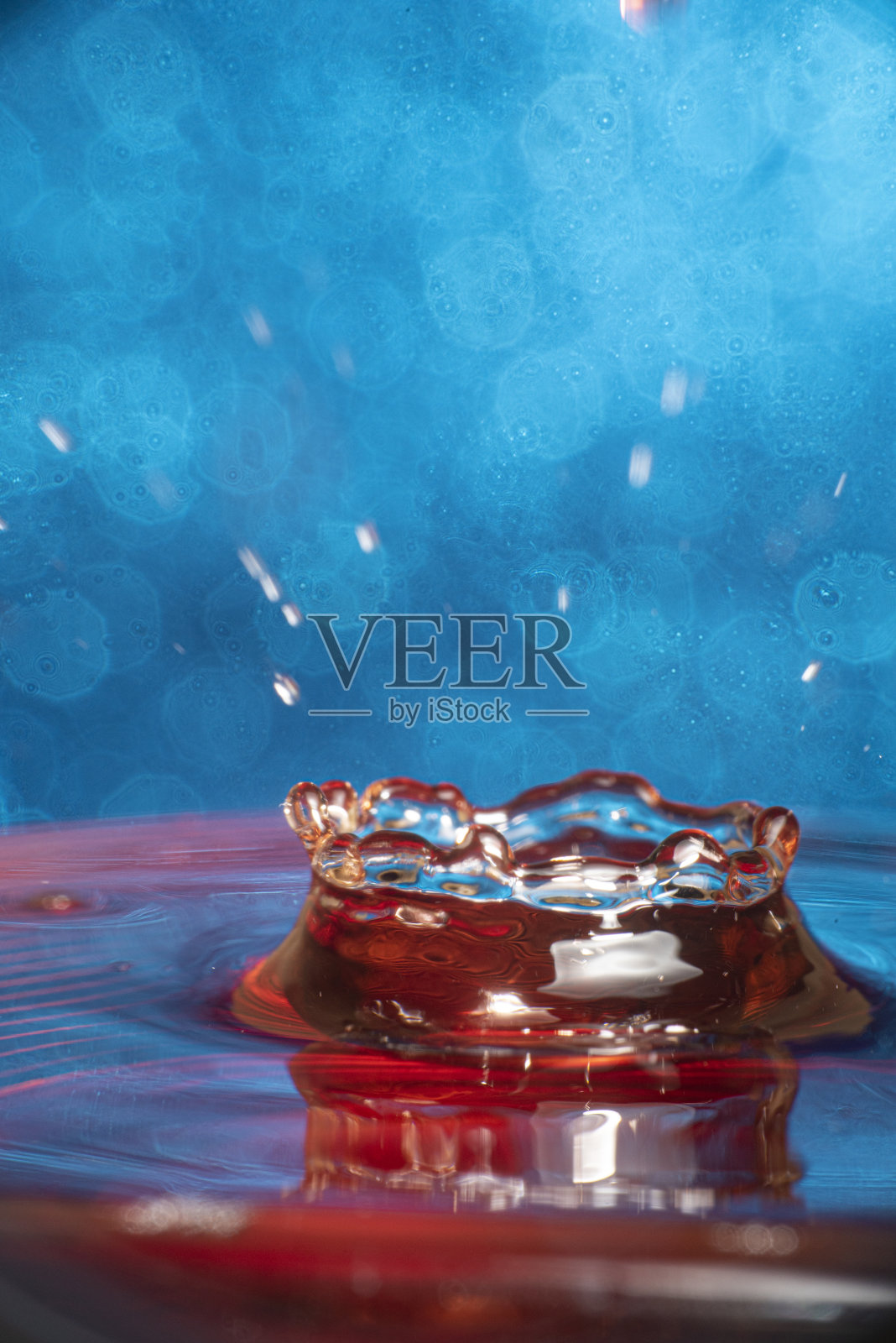 微距摄影中的水滴形成了不寻常的人物照片摄影图片