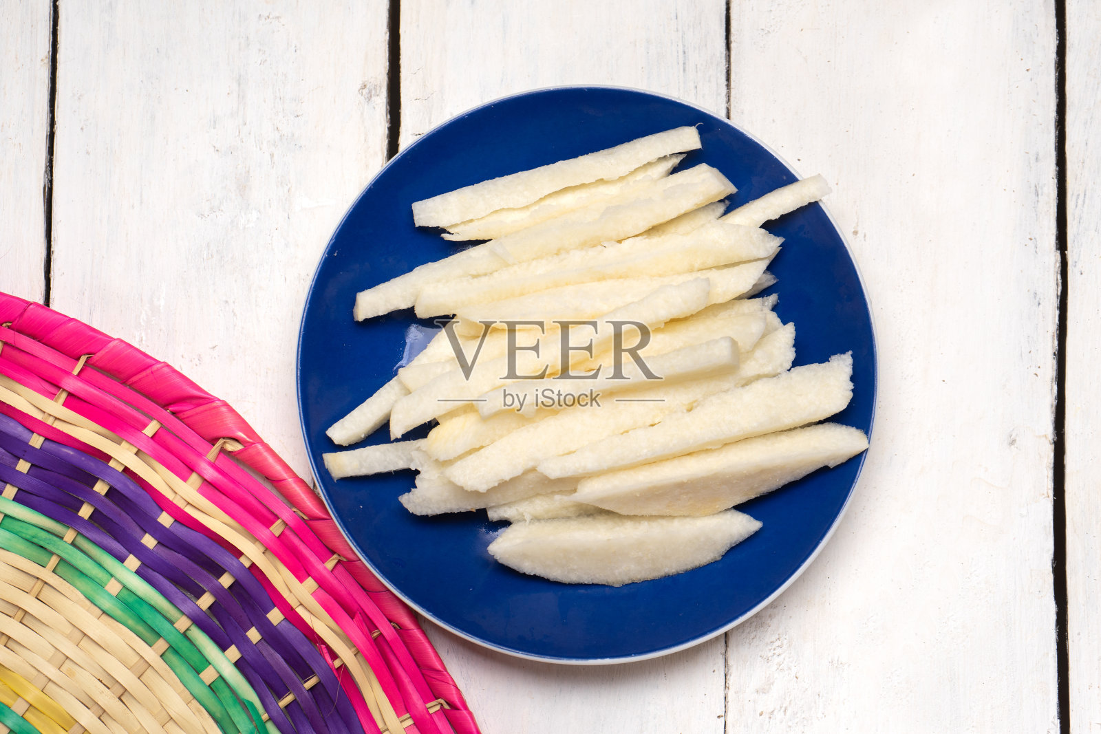 白色背景上切割的墨西哥马铃薯照片摄影图片