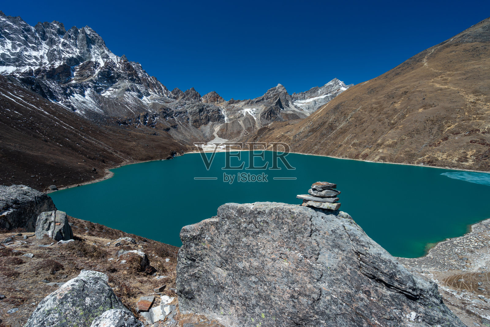 位于尼泊尔喜马拉雅山脉珠穆朗玛峰地区的京湖景观照片摄影图片