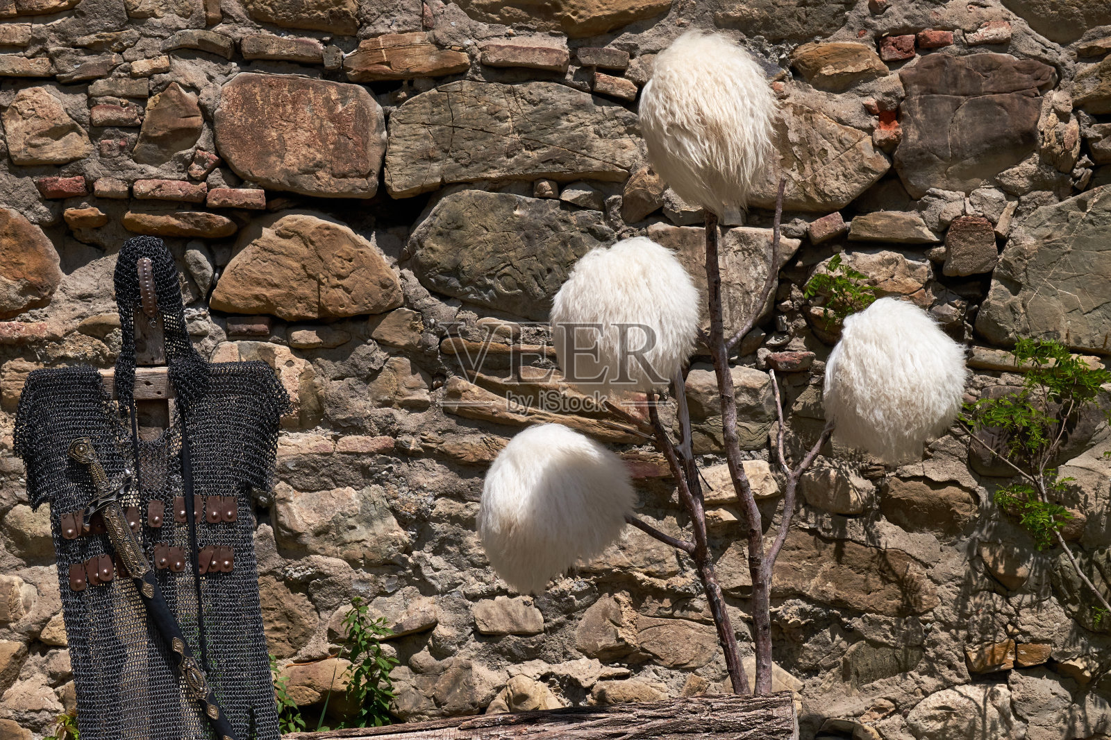 传统的高加索格鲁吉亚羊皮衣服和帽子在Mtskheta镇照片摄影图片