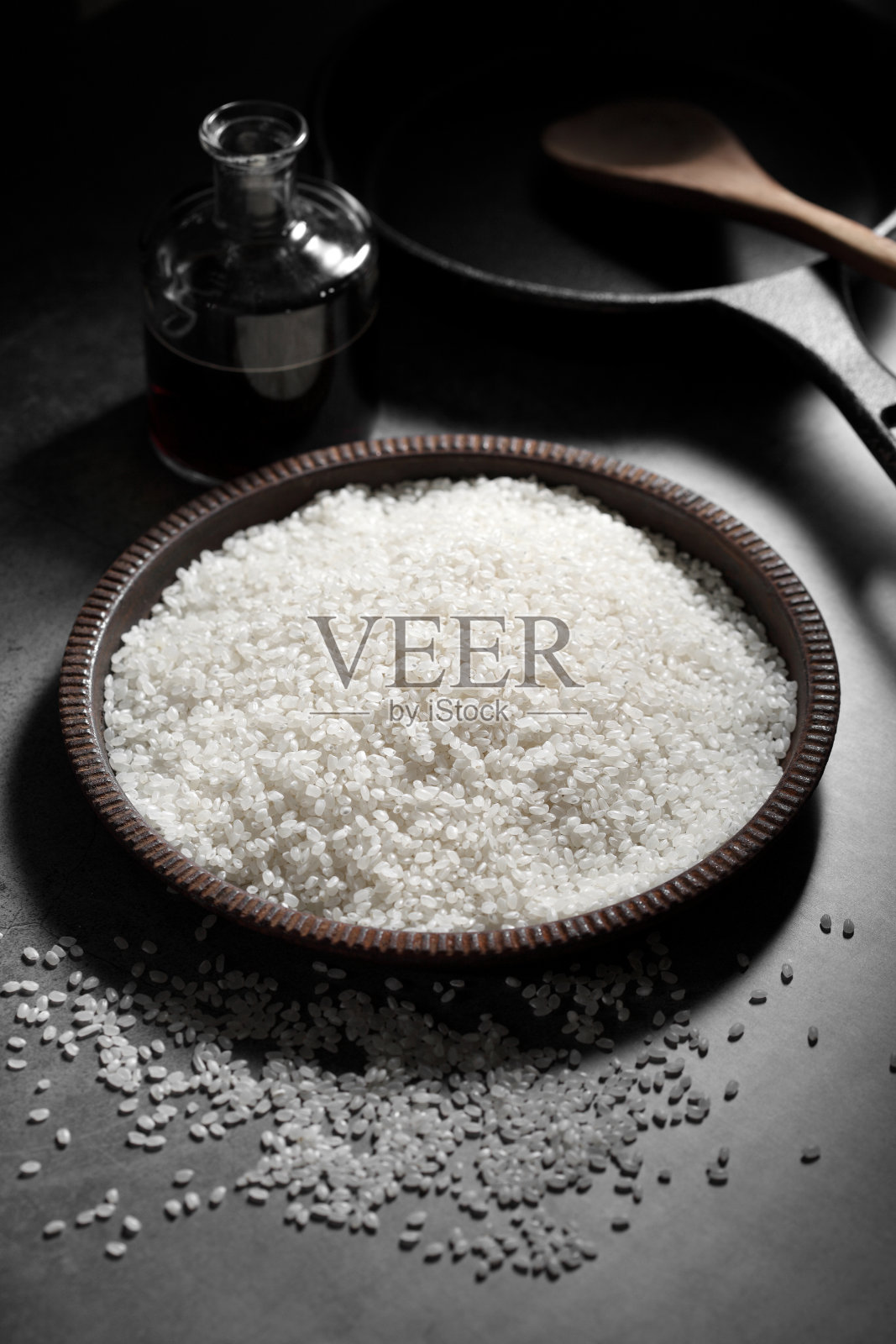 在黑暗的背景中靠近日本米饭，厨房里有日本米饭照片摄影图片