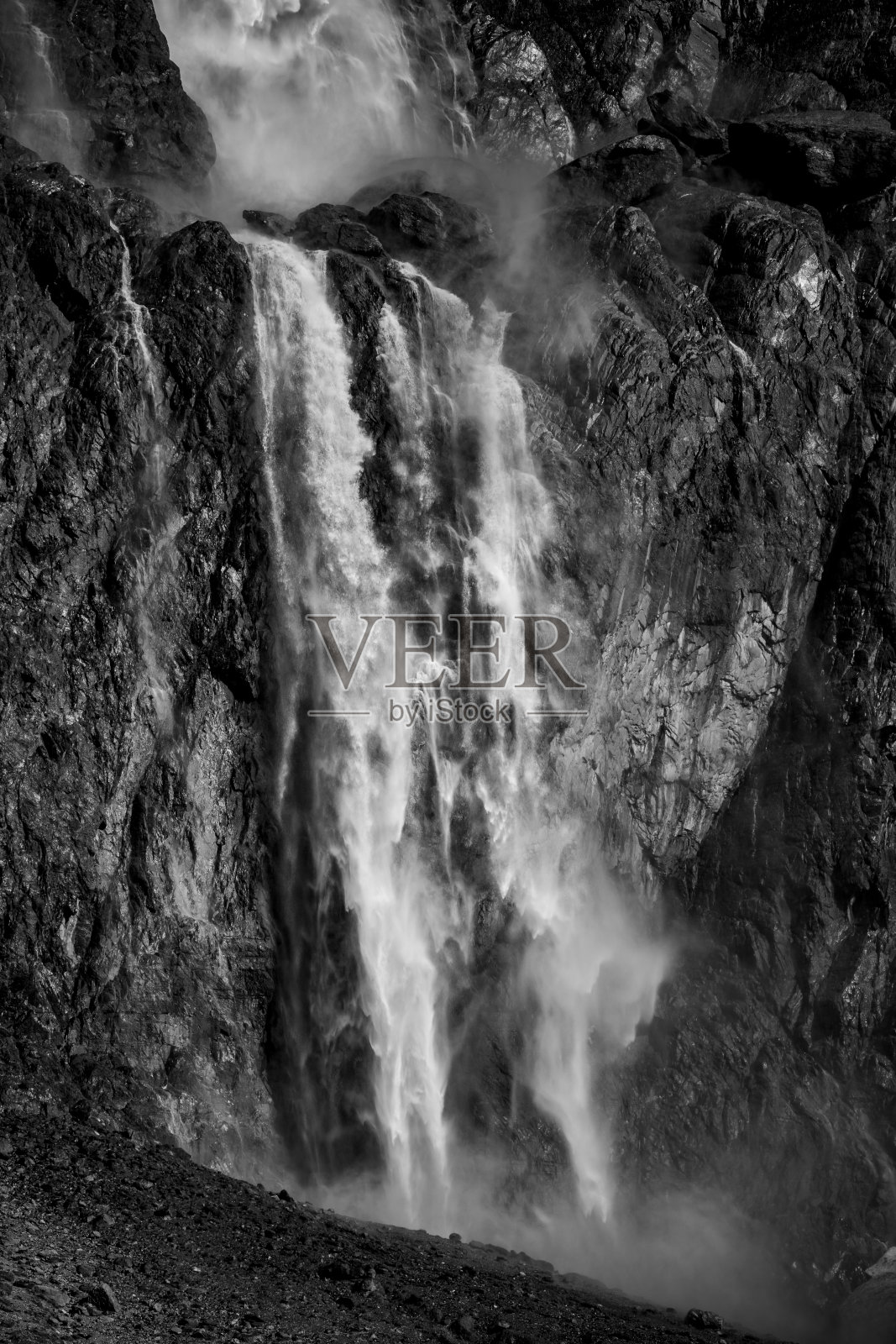 法国比利牛斯国家公园的大瀑布照片摄影图片