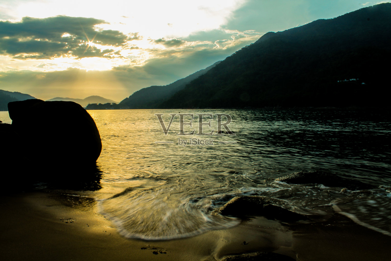 一个令人惊叹的日落在海上-普拉亚达圣丽塔-乌巴图巴-巴西照片摄影图片