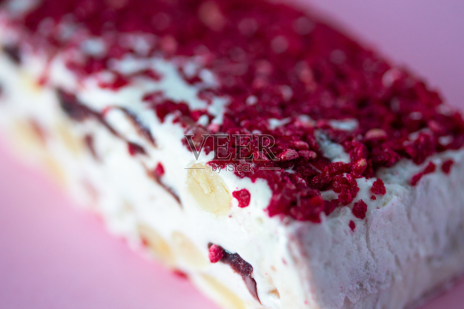 Torrone或牛轧糖加坚果和红莓干照片摄影图片