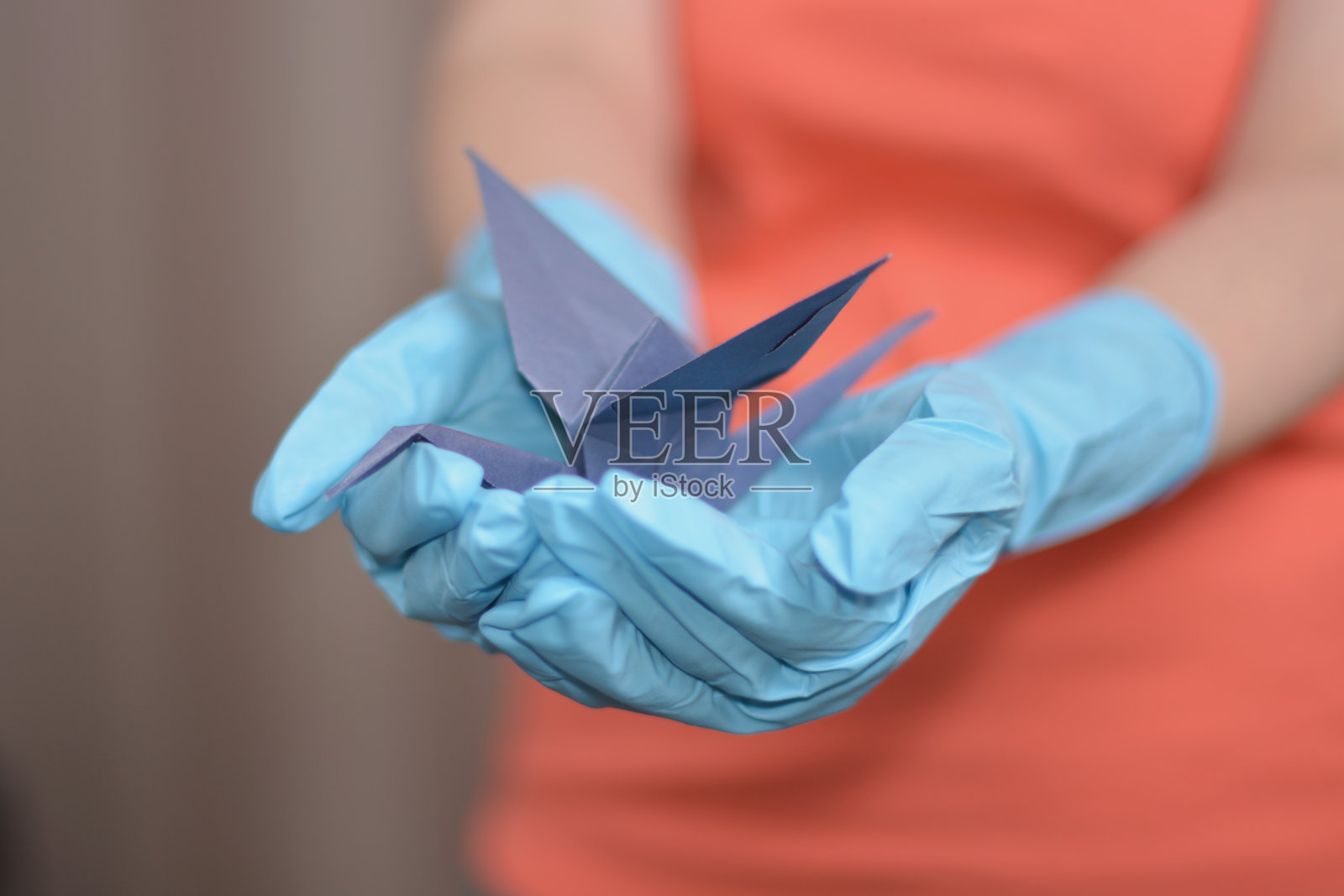 手工纸鹤和橡胶手套照片摄影图片