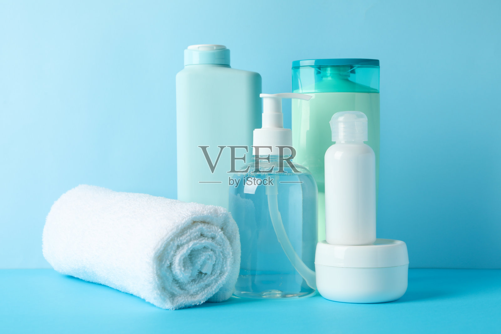蓝色背景的身体护理产品。个人卫生照片摄影图片