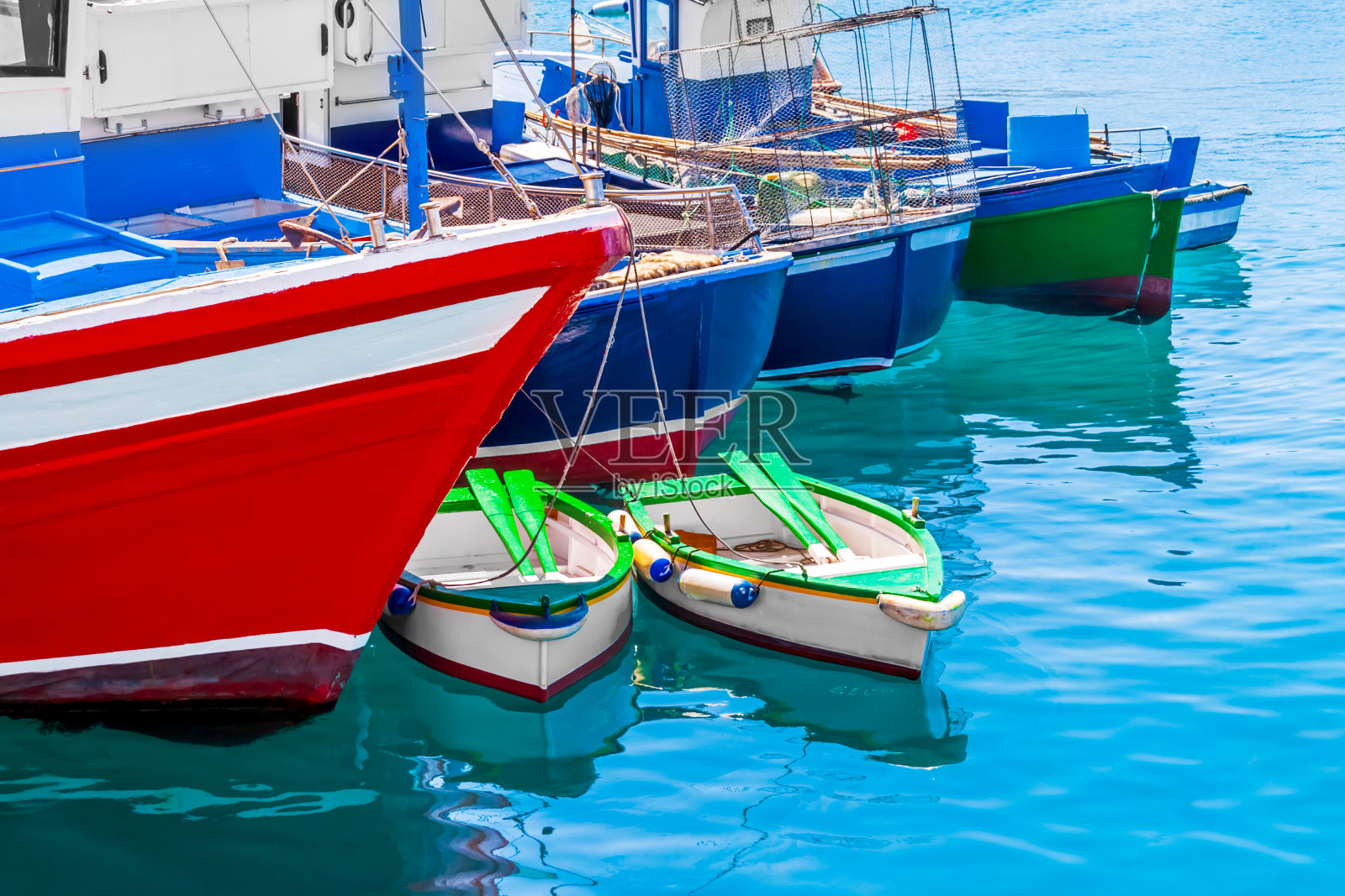 西班牙特内里费港的彩色拖网渔船照片摄影图片