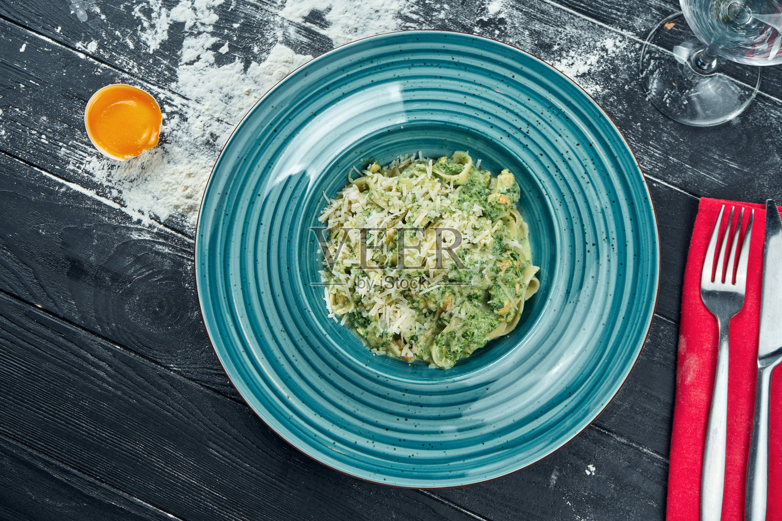 美味的自制意大利面配菠菜酱和蓝色盘子里的鲑鱼。特写，俯视图。意大利面，食谱照片照片摄影图片