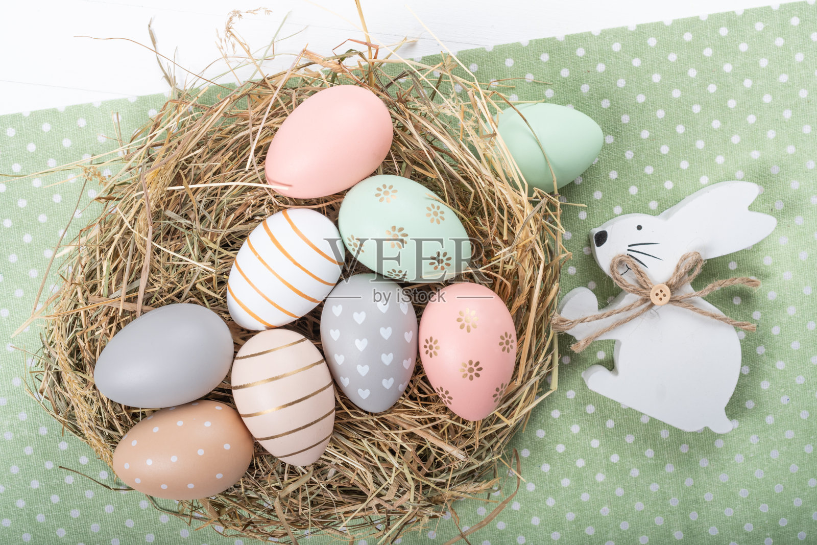 节日复活节餐桌布置，节日餐桌家居装饰照片摄影图片