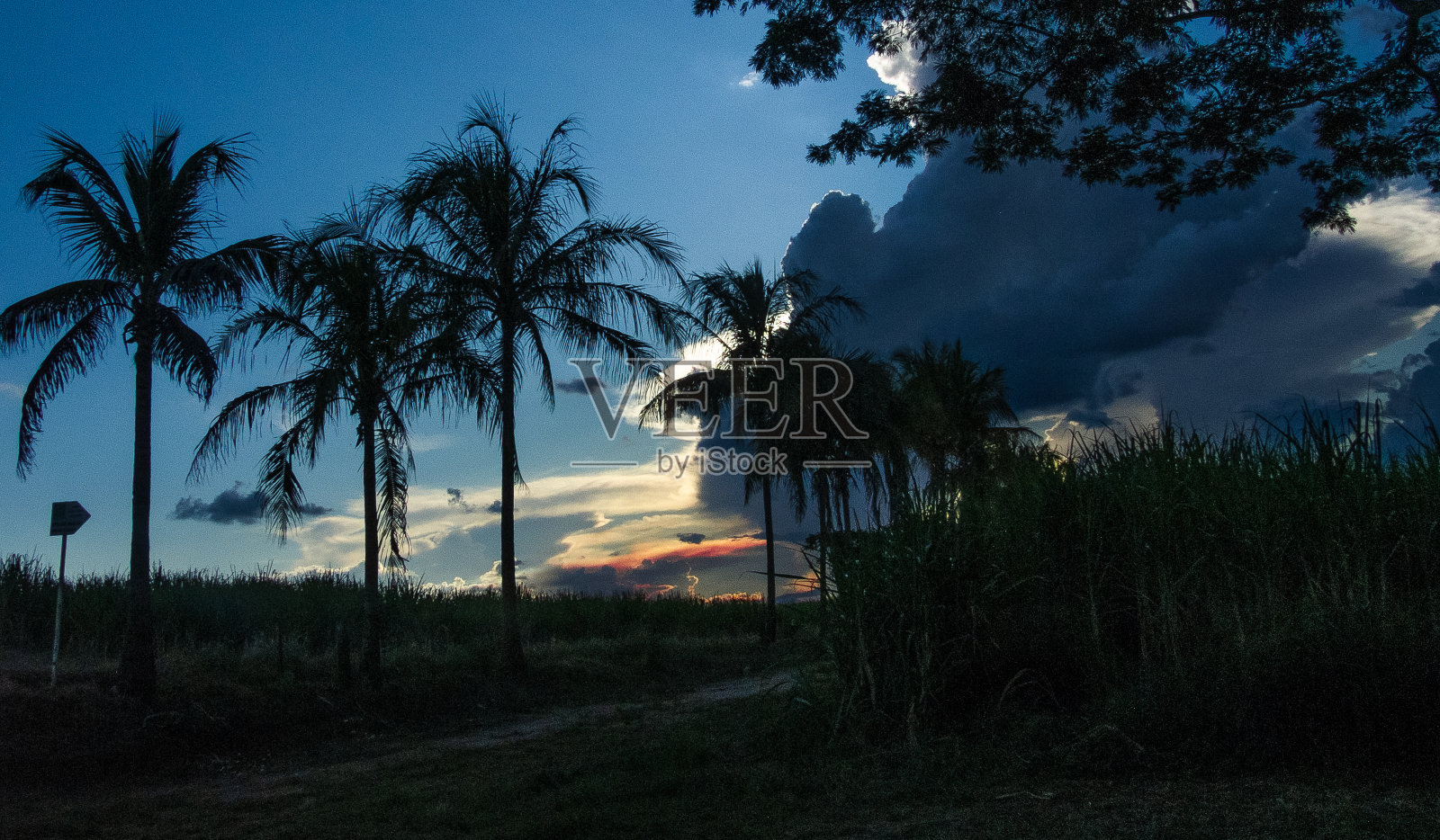 日落与太阳反射在云照片摄影图片