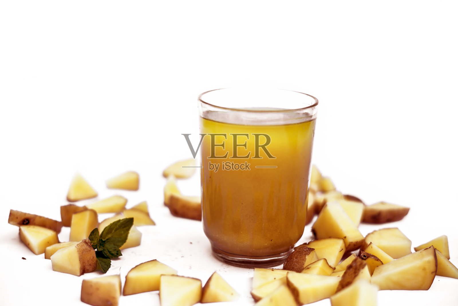 热、辣、香、甜的青椒汁在玻璃隔离。将新鲜切好的生青椒和它的汁液放在一个玻璃碗里，放在白色的表面上。剪裁面具。照片摄影图片