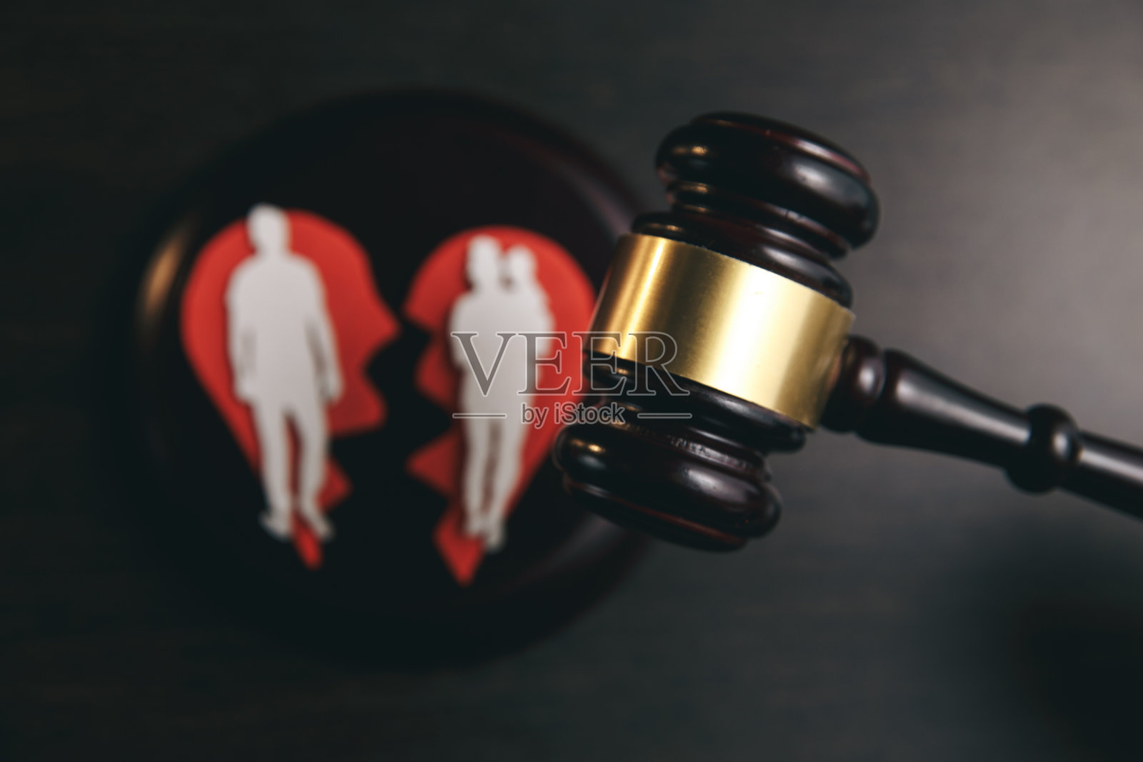 桌上摆着家庭人物和木槌。家庭法照片摄影图片