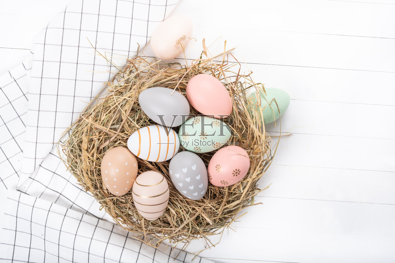 节日复活节餐桌布置，节日餐桌家居装饰照片摄影图片