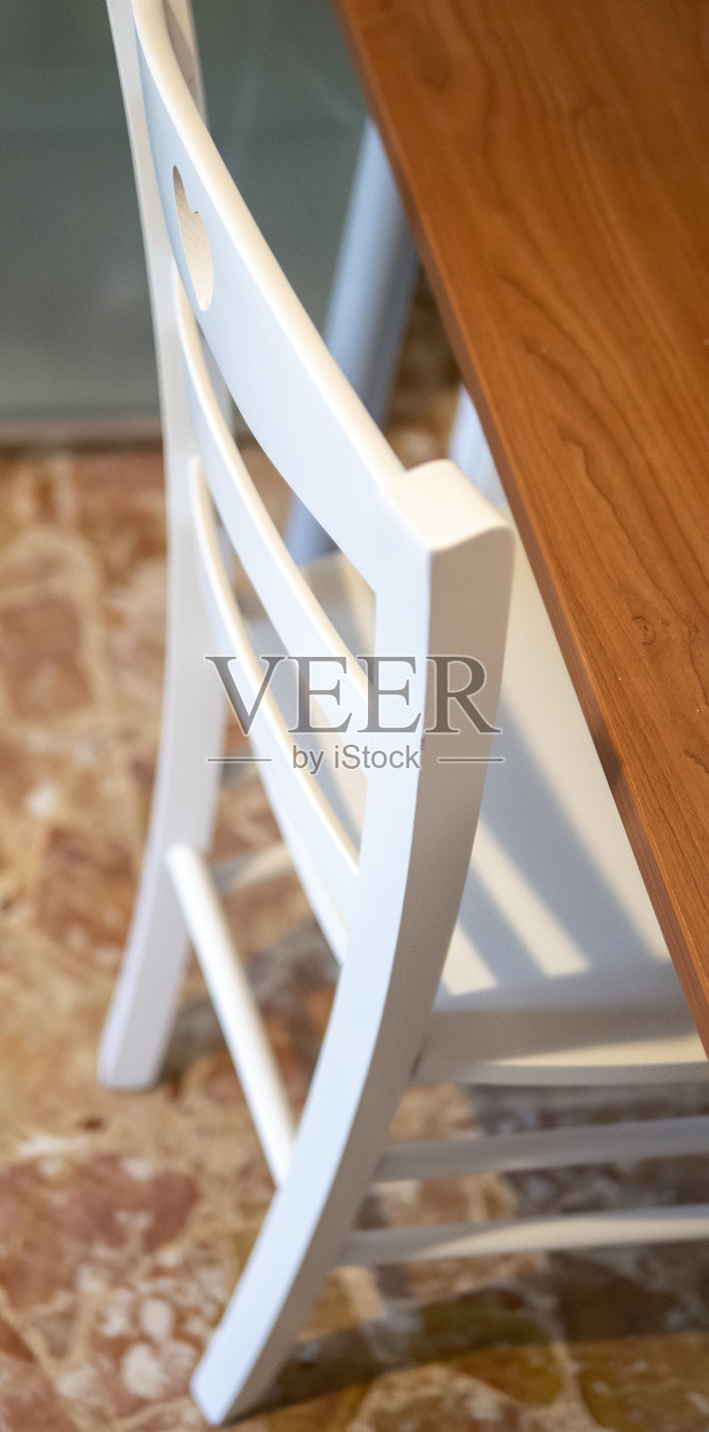 白色的木椅在我的棕色木桌下面照片摄影图片