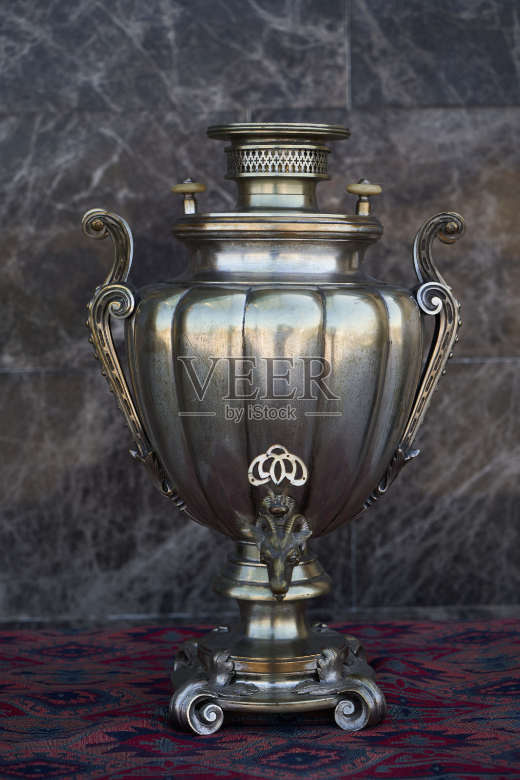 俄罗斯茶壶，大理石背景上的老式茶壶照片摄影图片